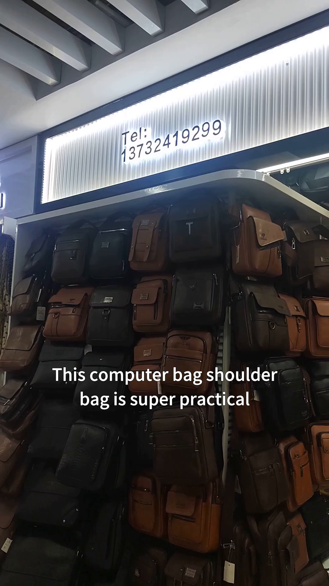 Práctico bolso para ordenador perfecto para viajes de negocios y de placer con un diseño cómodo y duradero