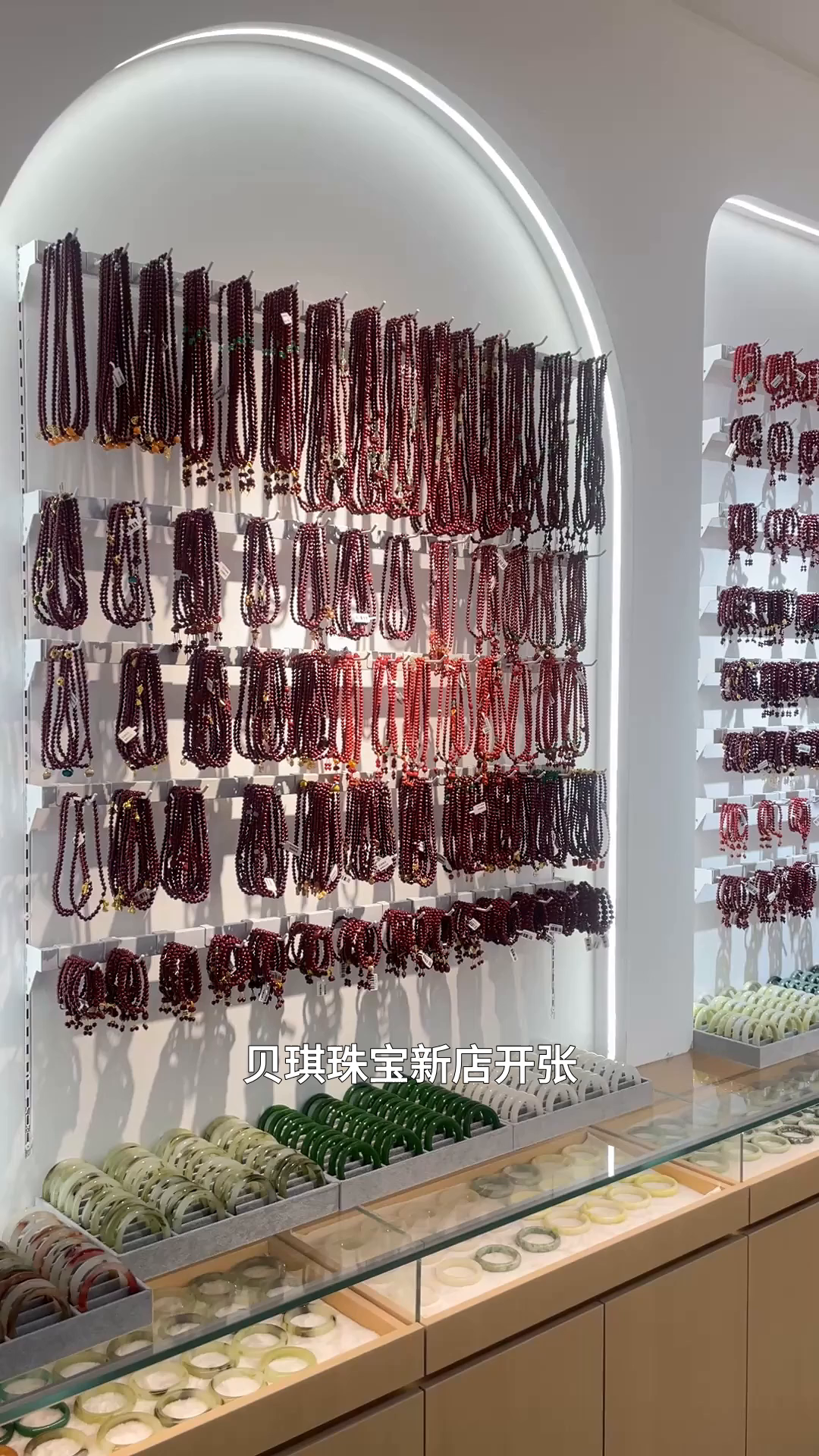 The new store of Becky Jewelry has opened. The jade bracelet is warm and has a good texture. It is suitable for playing with and wearing. Friends all say it's great.