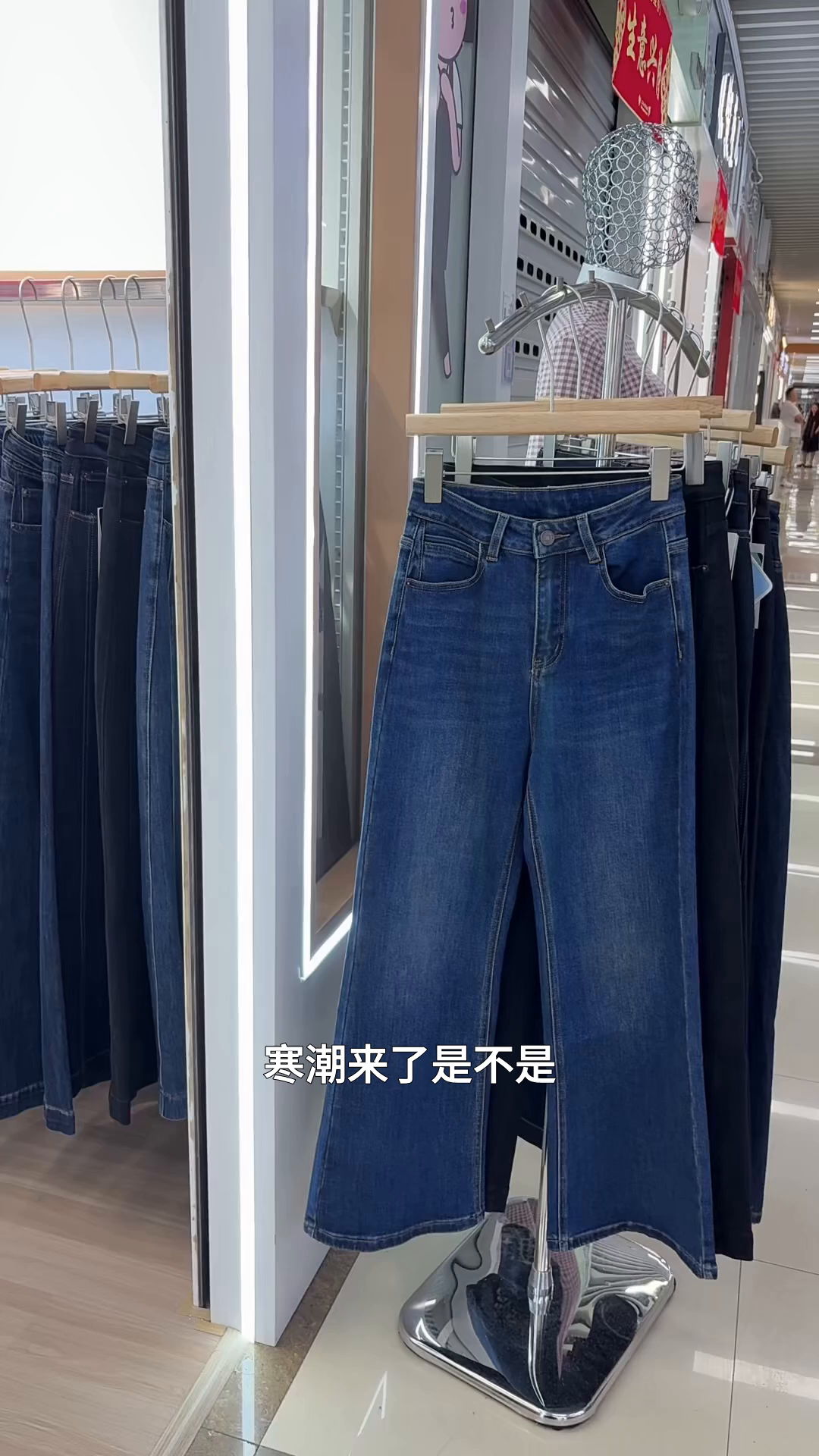 Thickened denim thermal pants are skin-friendly and comfortable, highlighting leg shape. They are versatile and practical for commuting and shopping, warm and not stuffy, and have received continuous praise from users.