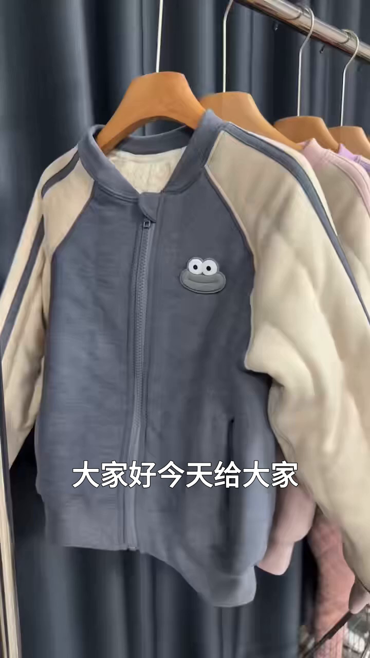 Fashionable striped baseball jacket, comfortable, breathable and elegant, winter style warm and stylish, a must-have for daily life on campus.