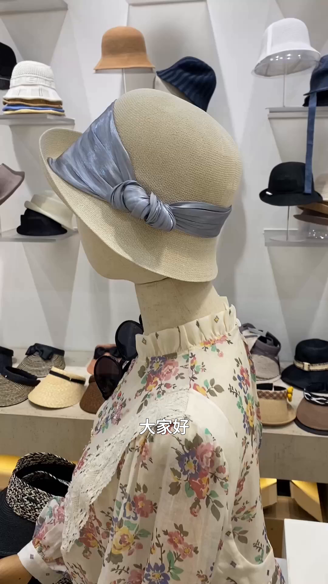The Japanese princess hat with curled edges made of rice paper is light, comfortable, playful and elegant. It is a must-have for daily outings and taking photos