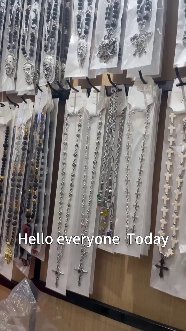 Descubre accesorios únicos de estilo africano que elevtu sentido de la moda con encanto exótico y arte cultural. Perfecto para los amantes de la moda audaz.