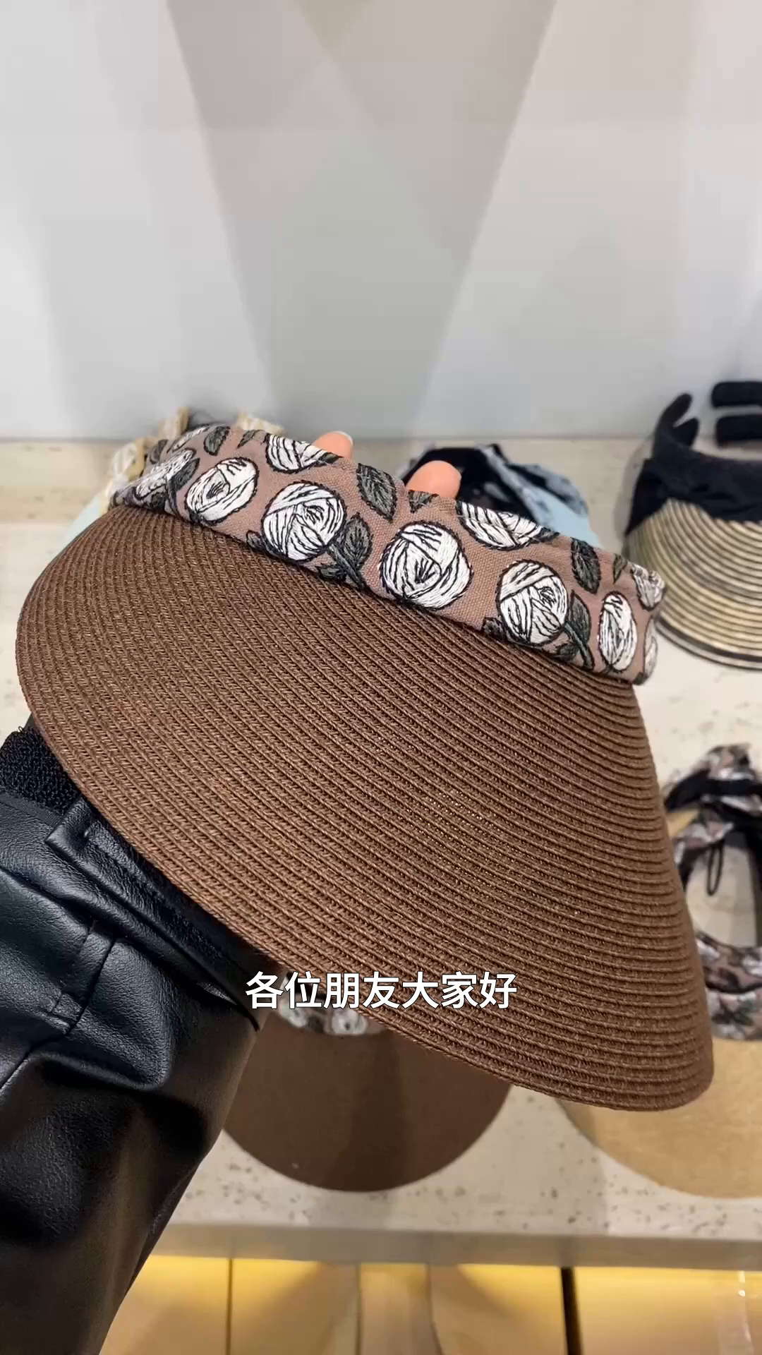 The fashionable embroidered soft hollow top hat can be easily folded and is portable for storage. It is an ideal choice for outdoor matching