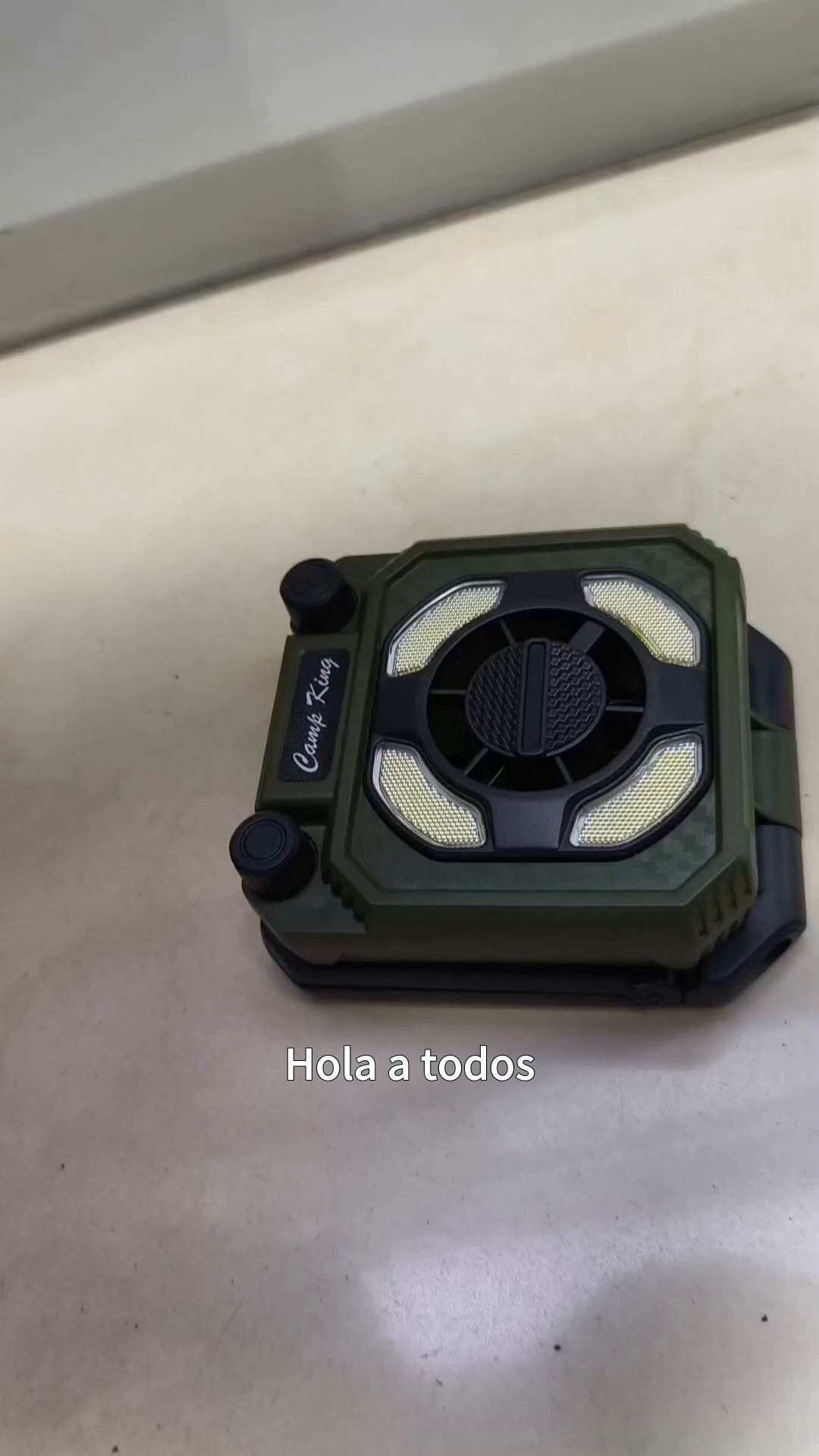 Una luz de camping creativa y práctica, con ventilador, ajustable y portátil, ideal para cualquier escena al aire libre.