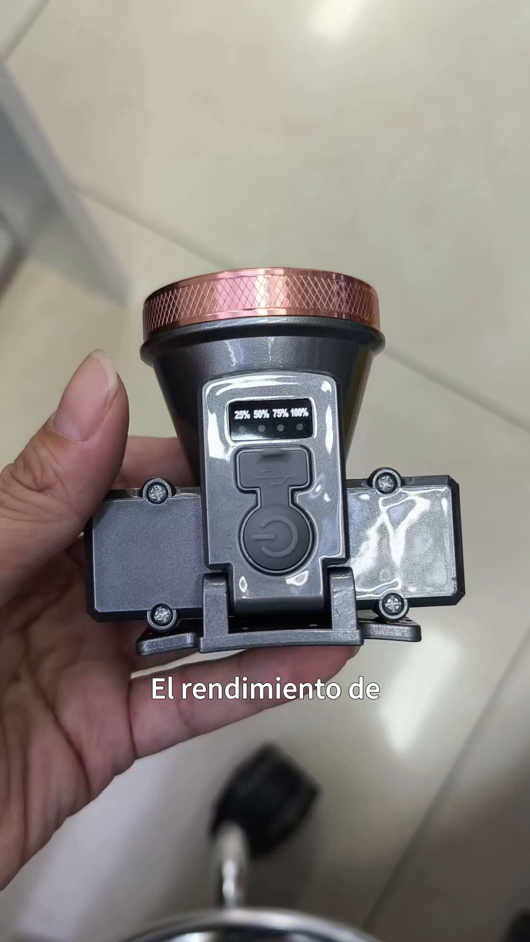 Esta linterna destaca por su resistencia, 18 horas de uso continuo, ideal para actividades al aire libre. Muestra el nivel de energía en todo momento, evitando sorpresas. Combinación perfecta para tus aventuras.